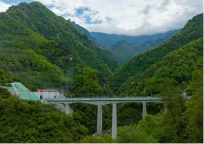 成兰铁路跃龙门隧道建设使用起重滑车