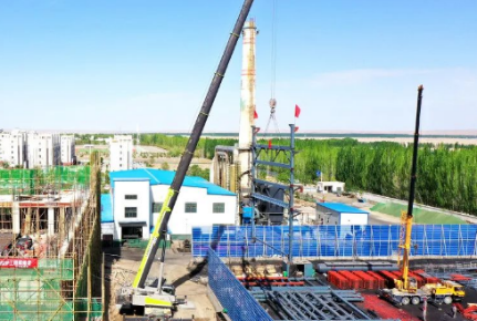 阿克塞县70MW燃煤热水链条锅炉建设项目进入吊装阶段