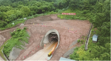 起重滑车助力金甬铁路牛头山隧道贯通