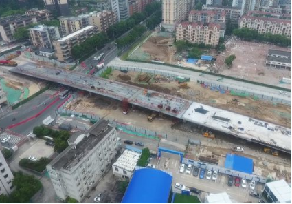 烟台山海路项目首段钢箱梁成功架设