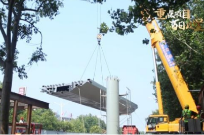 德州市东风东路过街天桥项目吊装钢箱梁