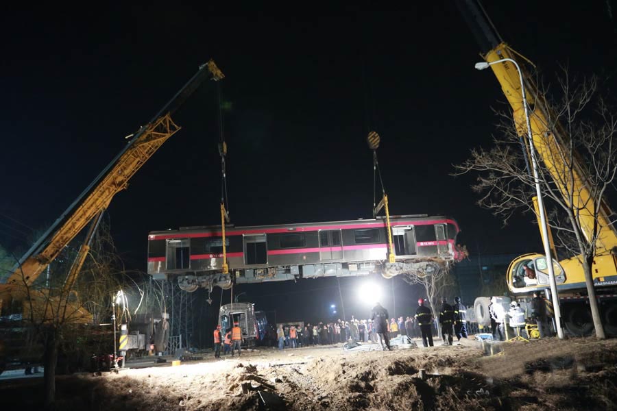 成华滑车助力北京亦庄线脱轨地铁吊移连夜展开