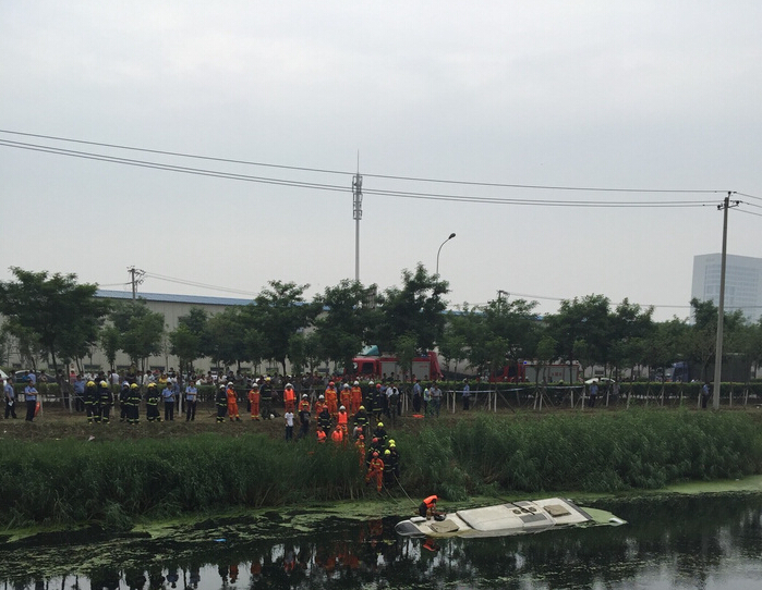 吊环型滑车全力助阵救助天津坠河客车